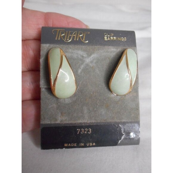 Vintage Jewelry - NIB Vintage Green gold enamel Crown Trifari drop clip on earrings 1980s costume